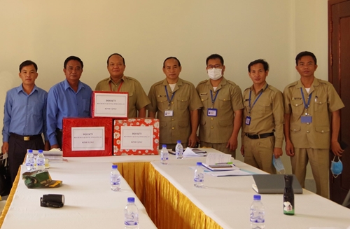 Đội K73 tỉnh Long An thăm, làm việc tại tỉnh Pailin, Vương quốc Campuchia